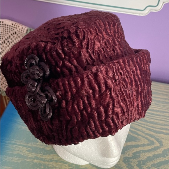 Vintage Betmar New York Velvet Pillbox Hat With Decorative Soutache Knot Trim main image 6